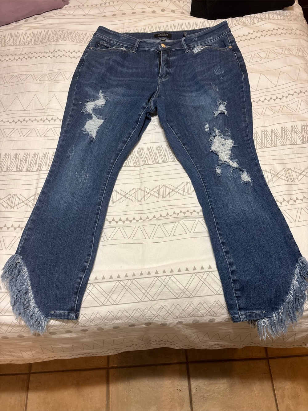Judy Blue Distressed Dark Blue Distressed Cropped Jeans with Frayed Ankles